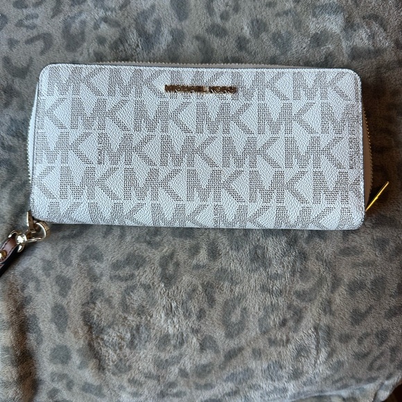 This is a Michael Kors wallet. Used once, practically brand new condition - Picture 4 of 8